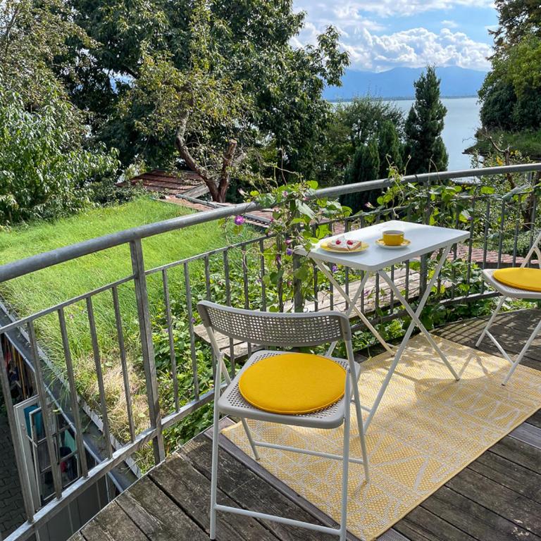 Ferienwohnung Idylle am See - idyllisch auf der Insel mit Balkon und Seesicht und direkter Seelage - Appartamento con Vista Lago - 2