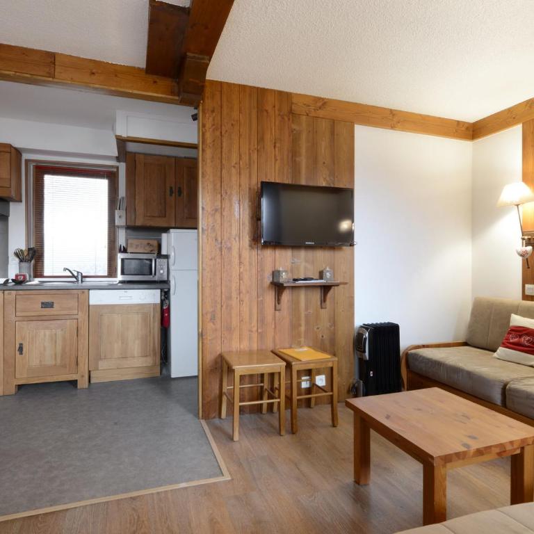 Appartement rénové proche station avec balcons et vue, 3 ch, 10 pers - Three-Bedroom Apartment - 11