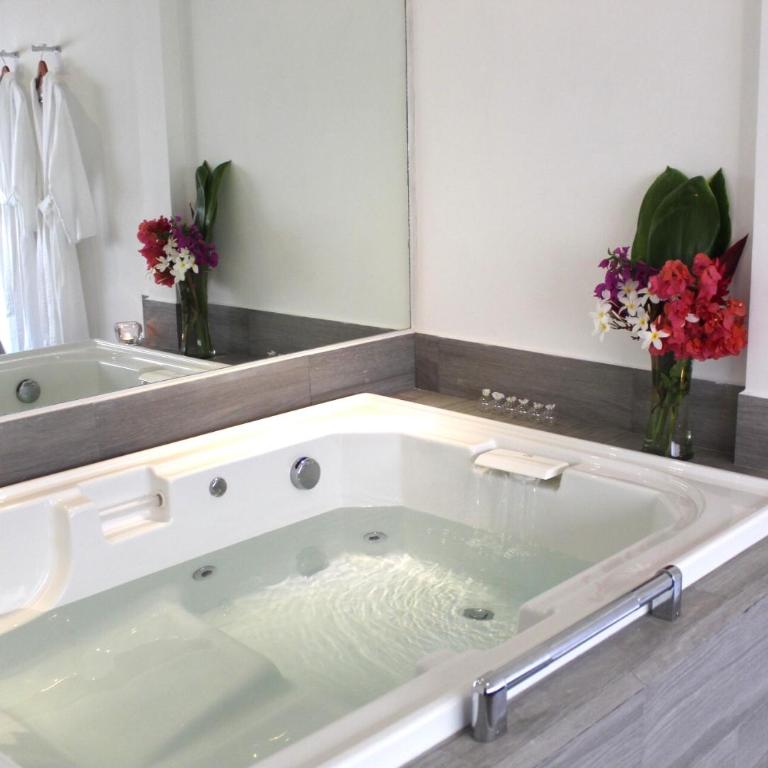 Mesón de la Luna Hotel & Spa - King Suite with Spa Bath - 4