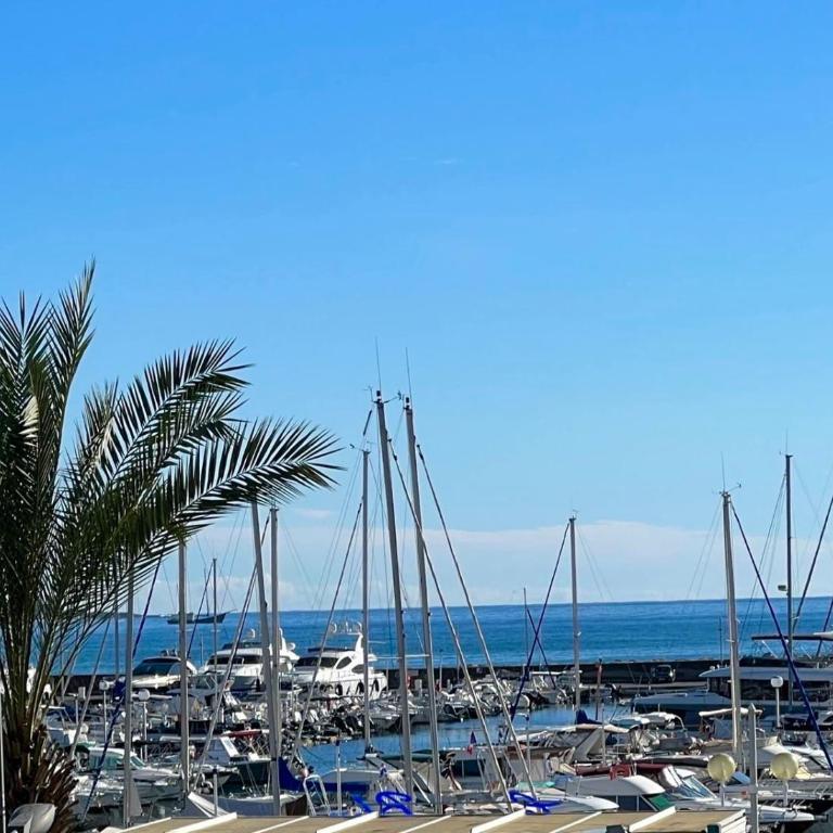 Seafront - beautiful flat with aircon and comfortable loggia - Appartement 1 Chambre - 1