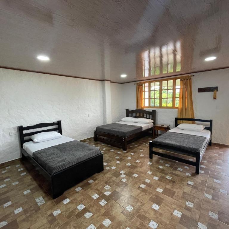 Casa campestre Montenegro Quindio - Habitación Familiar con baño privado - 1