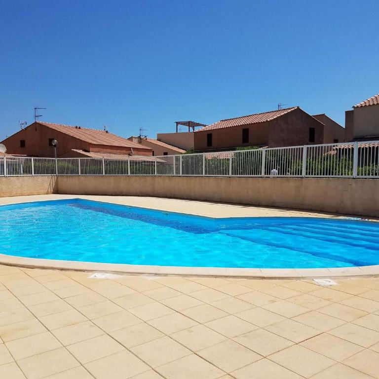 Charmant Pavillon T3 avec Terrasse Sud, Piscine, Proche Mer à Gruissan - FR-1-409-198 - Villa - 3