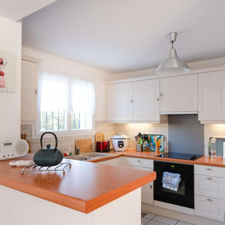 Pavillon climatisé 6 pers proche plage avec terrasses, wifi, parking privé, et tout confort à Narbonne-Plage - FR-1-409-209 - Villa - 6