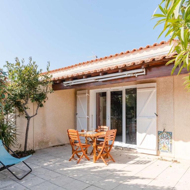 Chalet 3 pièces avec piscine, terrasse et parking privatif à Gruissan, proche plages et commerces - FR-1-409-217 - Villa - 3