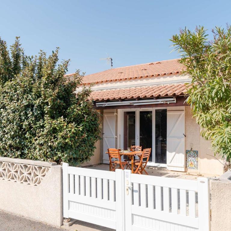 Chalet 3 pièces avec piscine, terrasse et parking privatif à Gruissan, proche plages et commerces - FR-1-409-217 - Villa - 4