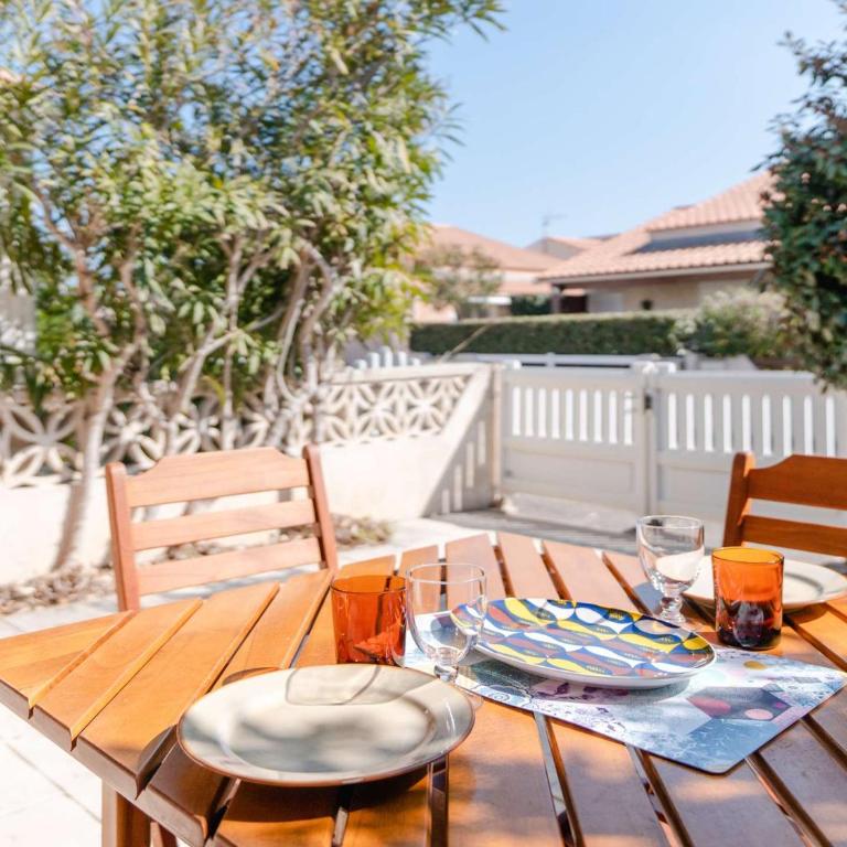 Chalet 3 pièces avec piscine, terrasse et parking privatif à Gruissan, proche plages et commerces - FR-1-409-217 - Villa - 5