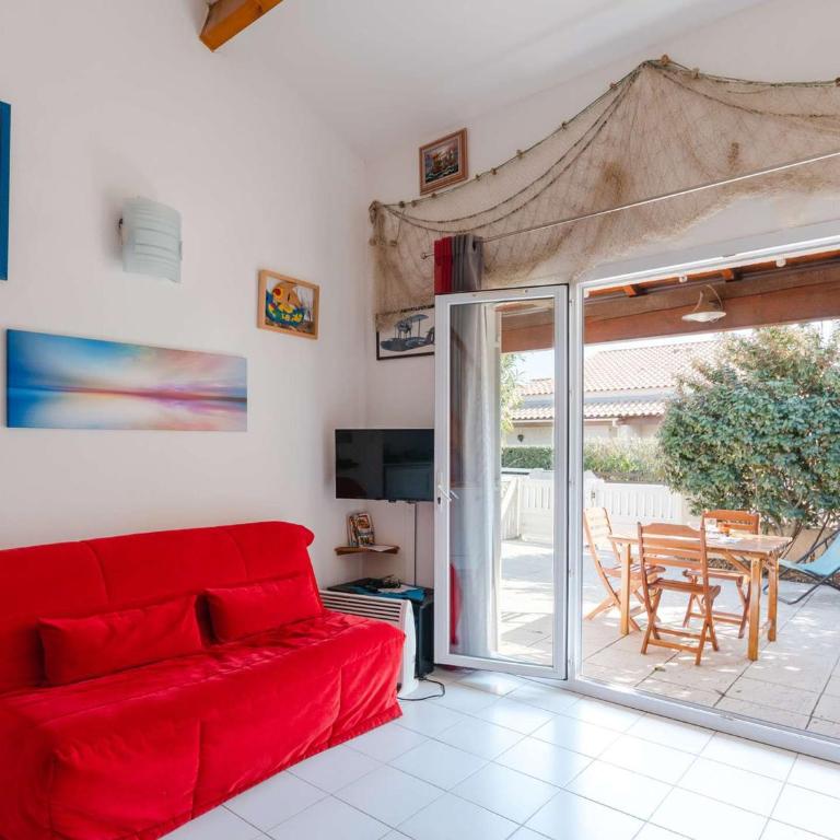 Chalet 3 pièces avec piscine, terrasse et parking privatif à Gruissan, proche plages et commerces - FR-1-409-217 - Villa - 6