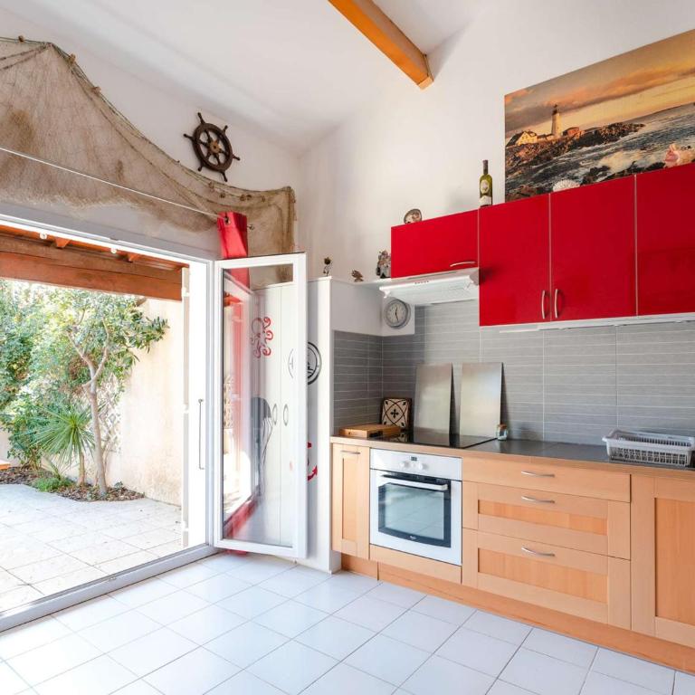 Chalet 3 pièces avec piscine, terrasse et parking privatif à Gruissan, proche plages et commerces - FR-1-409-217 - Villa - 7