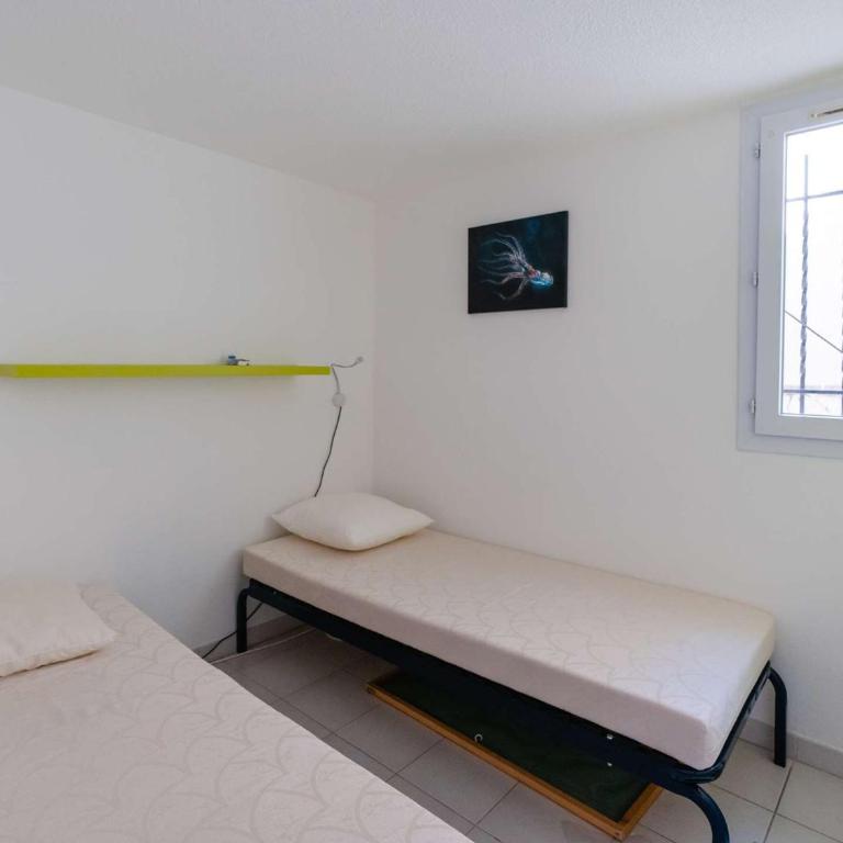 Chalet 3 pièces avec piscine, terrasse et parking privatif à Gruissan, proche plages et commerces - FR-1-409-217 - Villa - 9