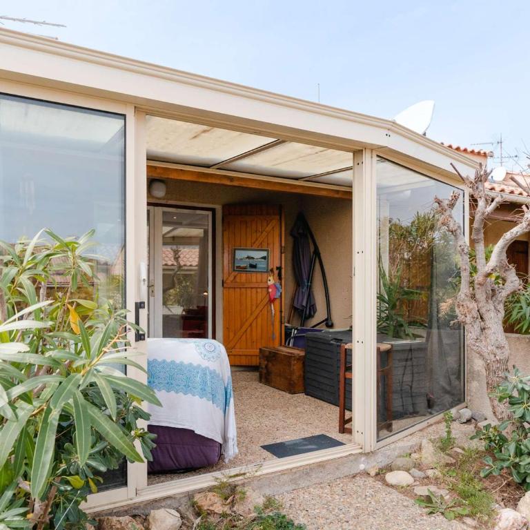 Pavillon climatisé, rénové, piscine, proche plage, parking privé, animaux acceptés - Gruissan - FR-1-409-218 - Villa - 13