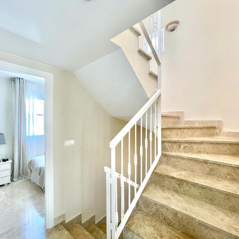 UNIQUE TOWNHOUSE IN FRONT OF PUERTO BANUS - Apartment - 8