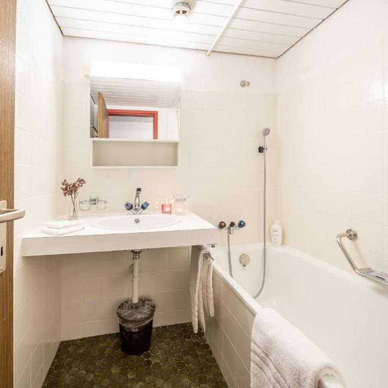 3403 Heimelige Wohnung mit viel Dachschraege - Apartment mit Balkon - 8