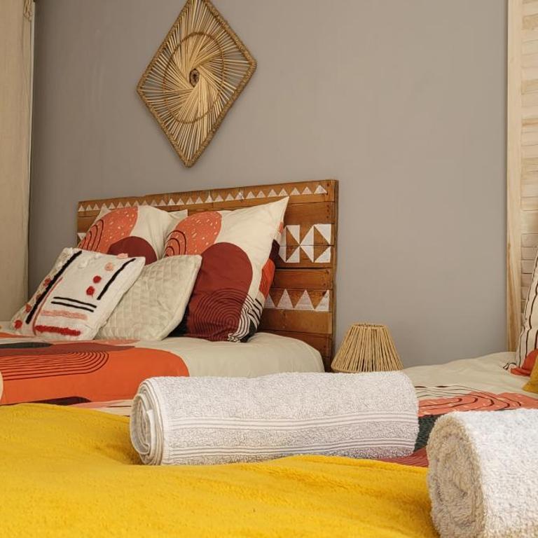 AMJA Proche clinique Saint-Roch apt 3 chambres 3 salles de bain parking gratuit idéal famille groupe coworking 10 min centre ville 10 min plage 5 min sortie autoroute - Three-Bedroom Apartment - 5