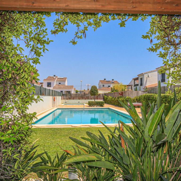 LITORAL COSTA DORADA - PASSEIG DEL MAR Only families - Three-Bedroom House - 4