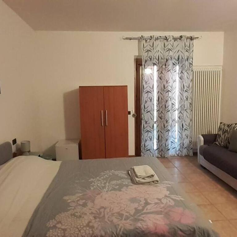 Camera privata in villa con ingresso indipendente per amanti degli animali - Camera Familiare con Bagno Privato - 7