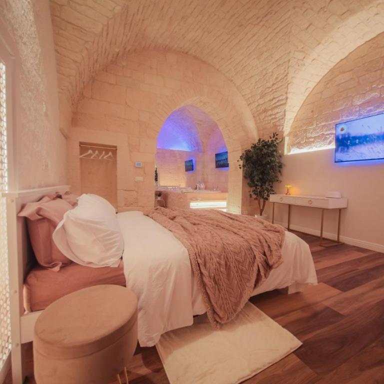 Romantic Suite with Private Jacuzzi Malely Suite - Camera Matrimoniale con Vasca Idromassaggio - 2