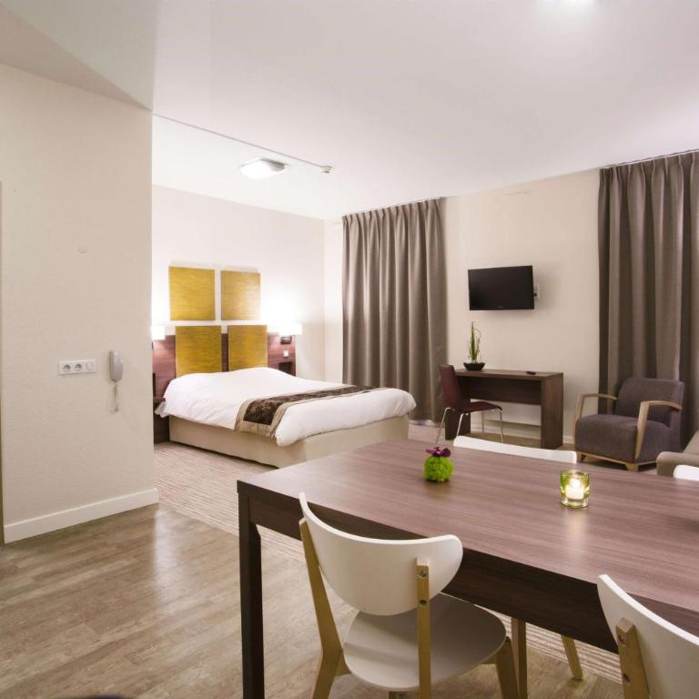 Kyriad Chambéry Centre - Hôtel et Résidence - Chambre Familiale - 1