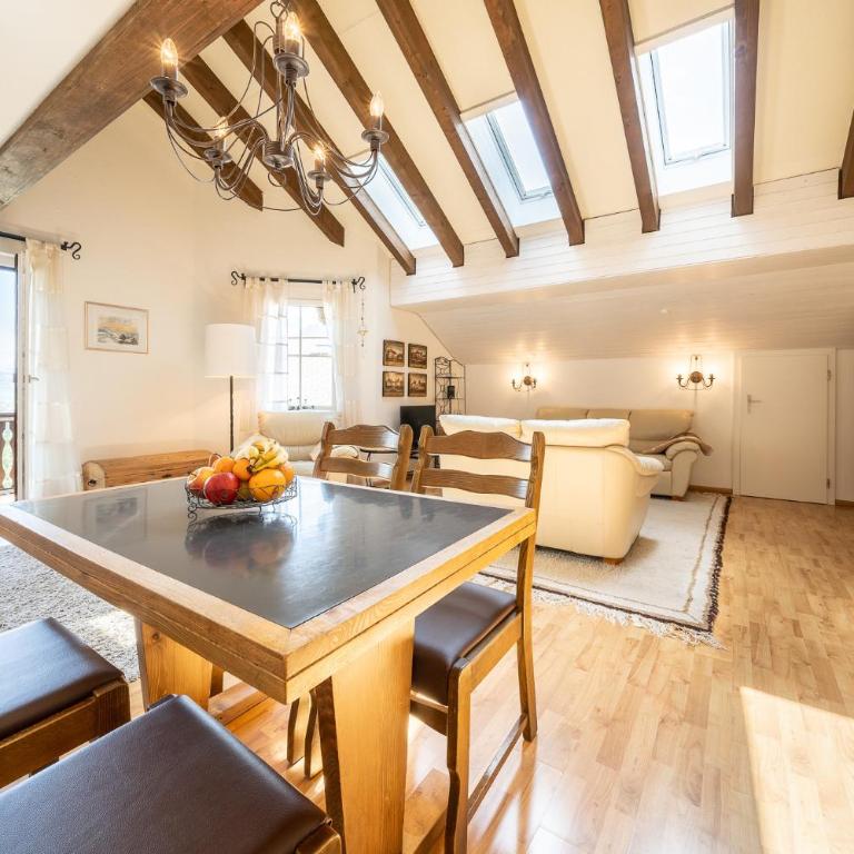 5401 Grosszuegige Dachgeschoss-Wohnung mit Parkettboden und Balkon - Moderne und helle Gestaltung - Apartment mit Balkon - 4