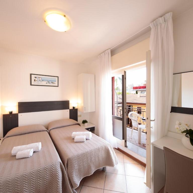 Hotel Madison - Camera Familiare con Balcone - 3