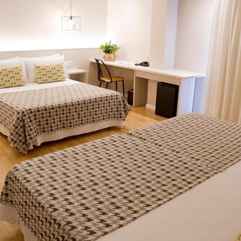 ALEGRIA Plaza Paris & Spa 4 SUP - Habitación Familiar (2 adultos y 2 niños) - 2