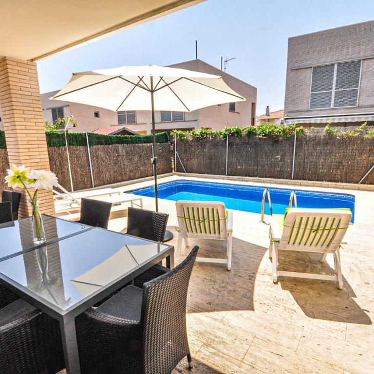 LITORAL COSTA DORADA - VILLA MAGNOLIA Only families - Three-Bedroom House - 3