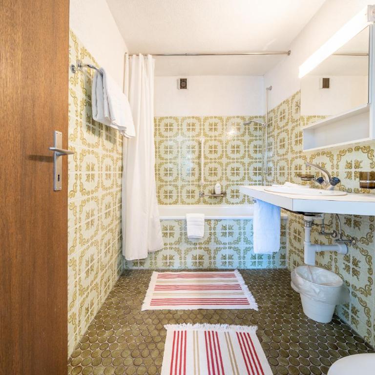 7004 Gemuetlich eingerichtete Wohnung mit wunderschoen bewachsener Terrasse - Apartment mit Balkon - 7