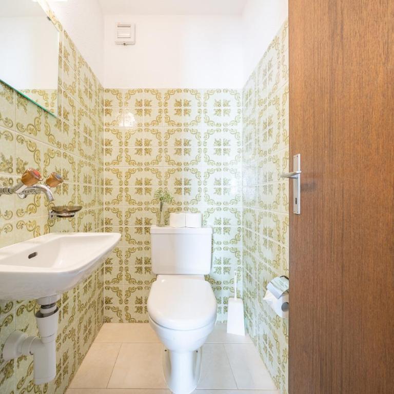 7202 Zweckmaessig eingerichteten Wohnung mit gedecktem Balkon - Apartment mit Balkon - 9