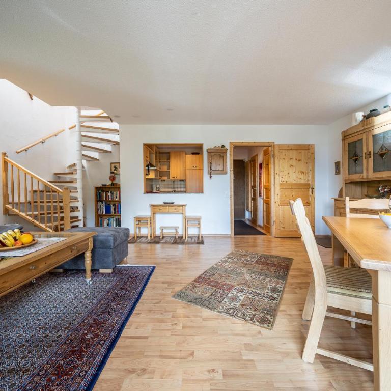 9404 Renovierte Maisonettewohnung im modernen Landhausstil und Balkon mit tollem Ausblick - Apartment mit Balkon - 2