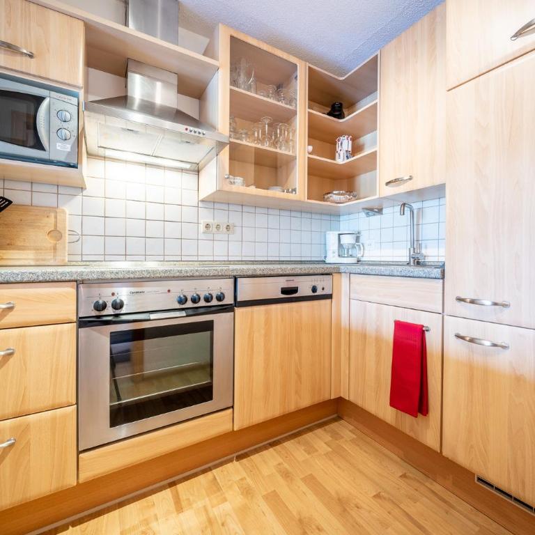 9404 Renovierte Maisonettewohnung im modernen Landhausstil und Balkon mit tollem Ausblick - Apartment mit Balkon - 9