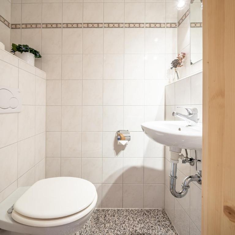 9404 Renovierte Maisonettewohnung im modernen Landhausstil und Balkon mit tollem Ausblick - Apartment mit Balkon - 11