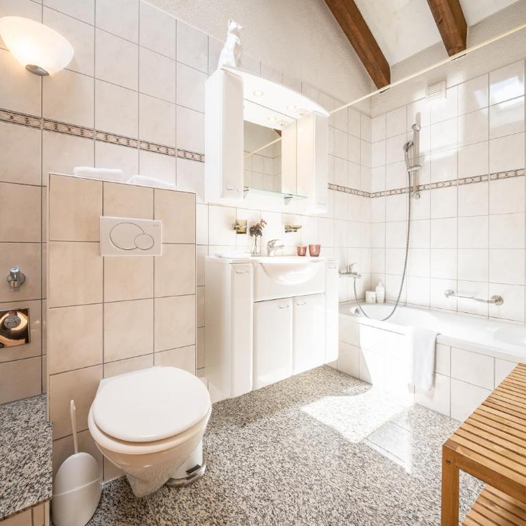 9404 Renovierte Maisonettewohnung im modernen Landhausstil und Balkon mit tollem Ausblick - Apartment mit Balkon - 12