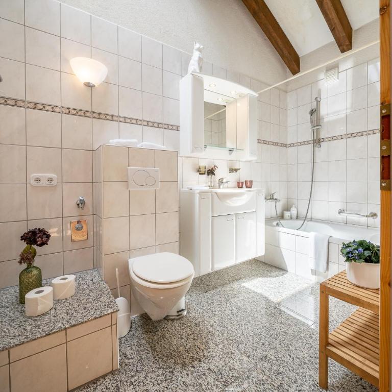 9404 Renovierte Maisonettewohnung im modernen Landhausstil und Balkon mit tollem Ausblick - Apartment mit Balkon - 13