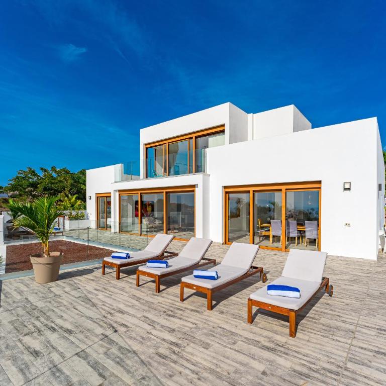 Fabulous contemporary 5 bedroom villa with private heated pool, sleeps max 13 - Villa - 6