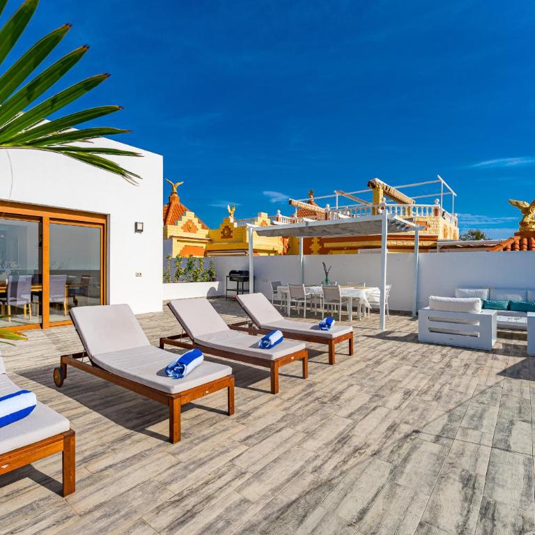 Fabulous contemporary 5 bedroom villa with private heated pool, sleeps max 13 - Villa - 5