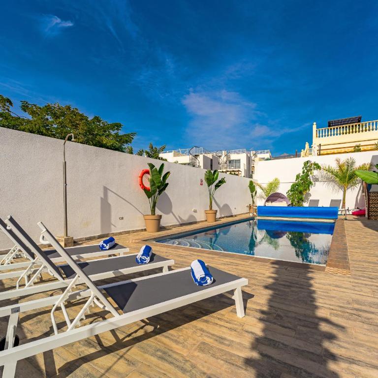 Fabulous contemporary 5 bedroom villa with private heated pool, sleeps max 13 - Villa - 13
