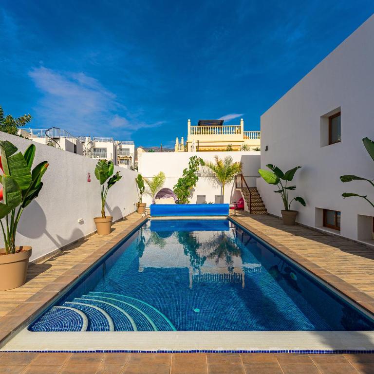 Fabulous contemporary 5 bedroom villa with private heated pool, sleeps max 13 - Villa - 12