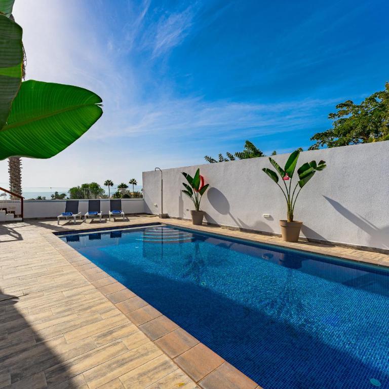 Fabulous contemporary 5 bedroom villa with private heated pool, sleeps max 13 - Villa - 14