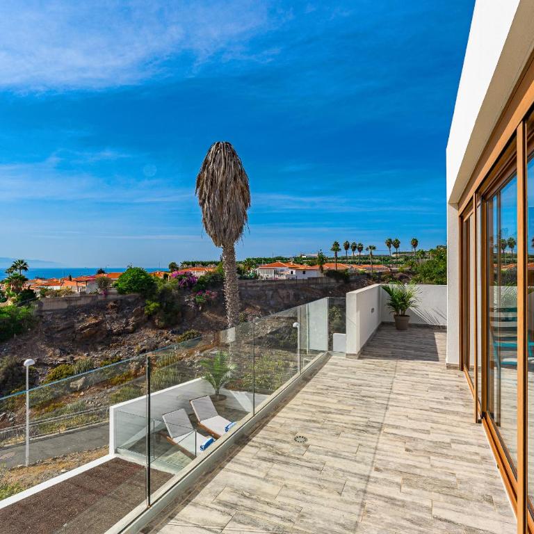 Fabulous contemporary 5 bedroom villa with private heated pool, sleeps max 13 - Villa - 19