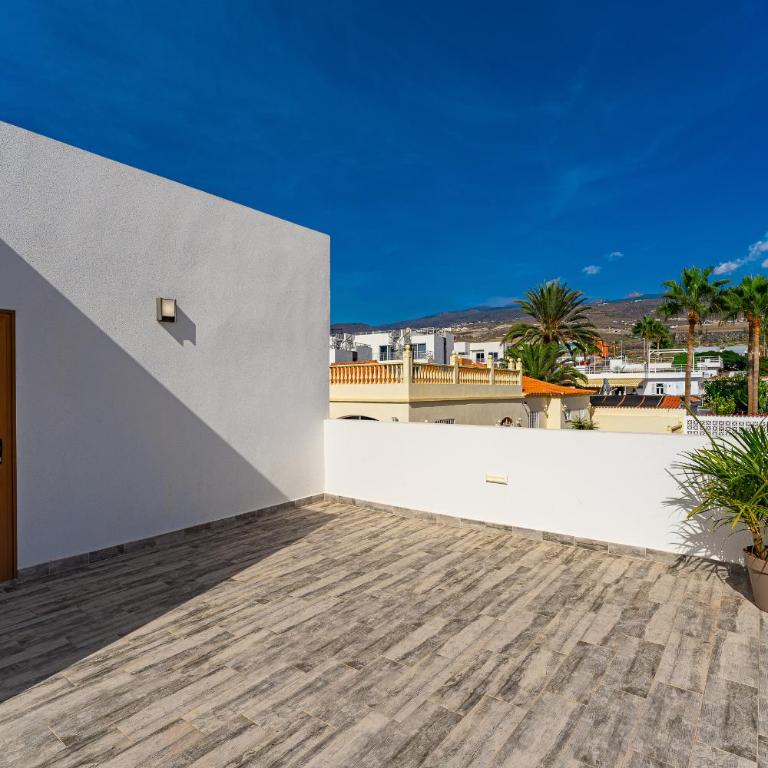 Fabulous contemporary 5 bedroom villa with private heated pool, sleeps max 13 - Villa - 24