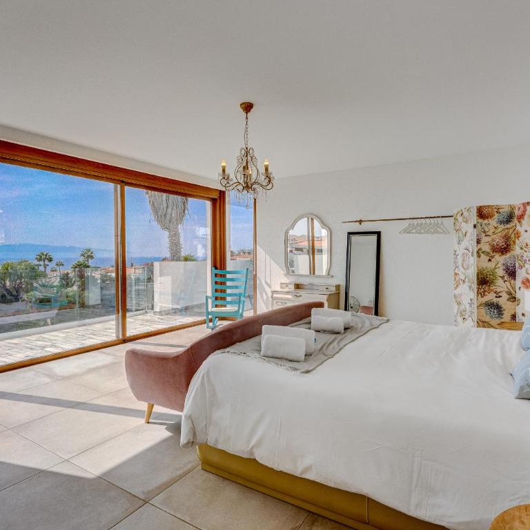 Fabulous contemporary 5 bedroom villa with private heated pool, sleeps max 13 - Villa - 26