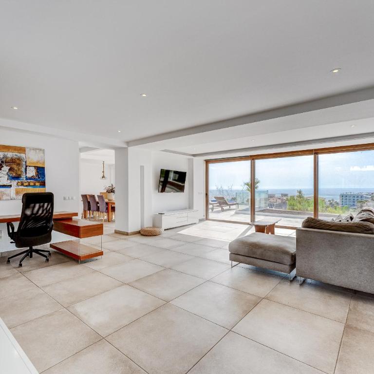 Fabulous contemporary 5 bedroom villa with private heated pool, sleeps max 13 - Villa - 33