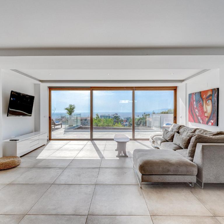 Fabulous contemporary 5 bedroom villa with private heated pool, sleeps max 13 - Villa - 35