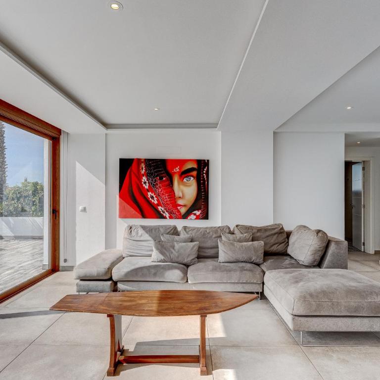 Fabulous contemporary 5 bedroom villa with private heated pool, sleeps max 13 - Villa - 36