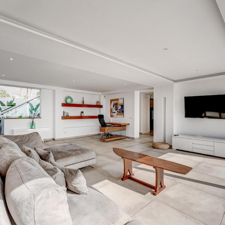 Fabulous contemporary 5 bedroom villa with private heated pool, sleeps max 13 - Villa - 37