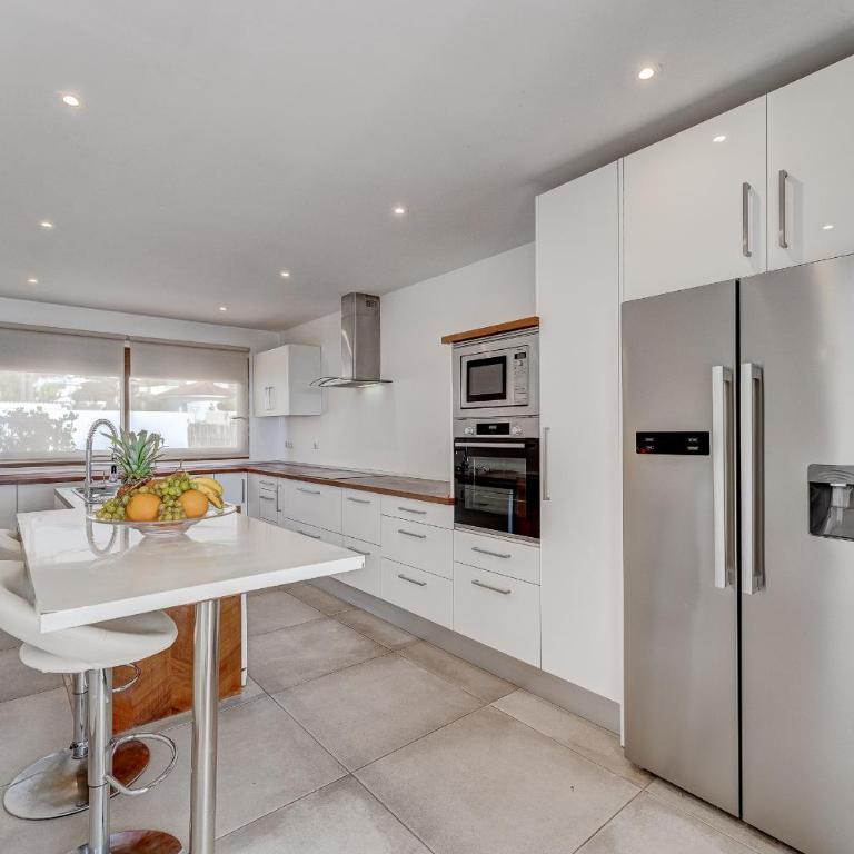 Fabulous contemporary 5 bedroom villa with private heated pool, sleeps max 13 - Villa - 44