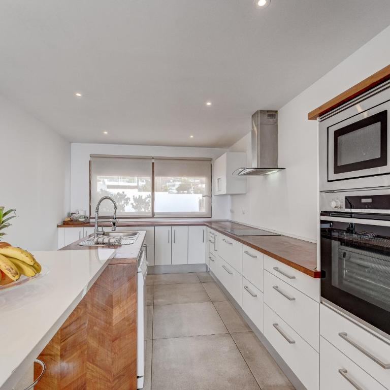 Fabulous contemporary 5 bedroom villa with private heated pool, sleeps max 13 - Villa - 45