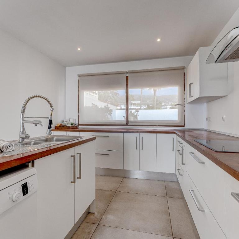 Fabulous contemporary 5 bedroom villa with private heated pool, sleeps max 13 - Villa - 46