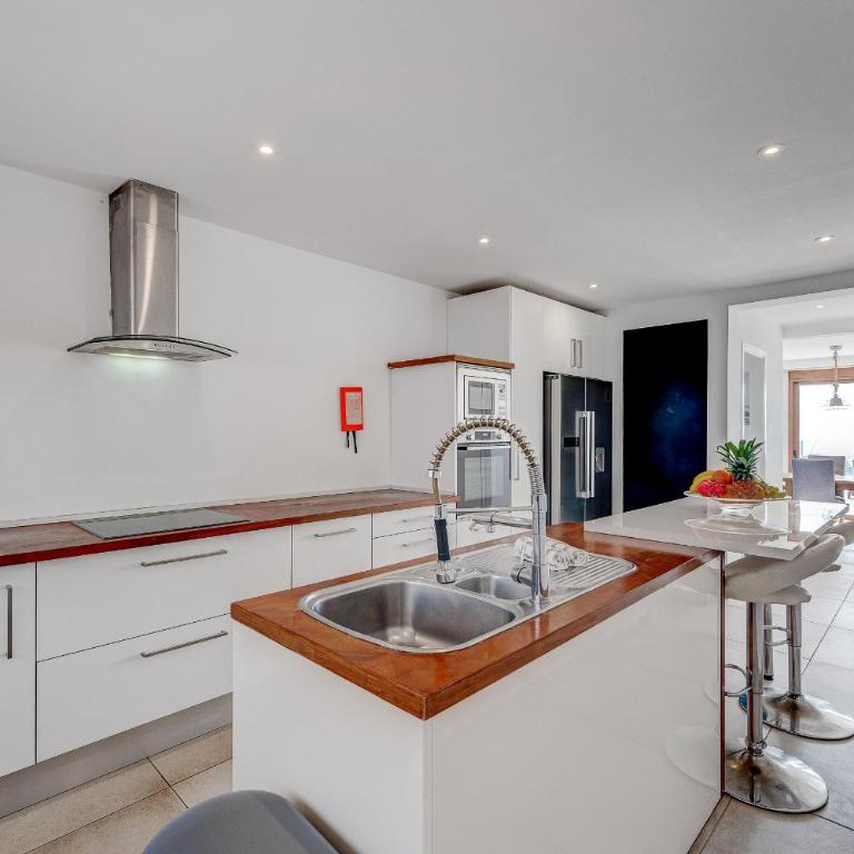 Fabulous contemporary 5 bedroom villa with private heated pool, sleeps max 13 - Villa - 47