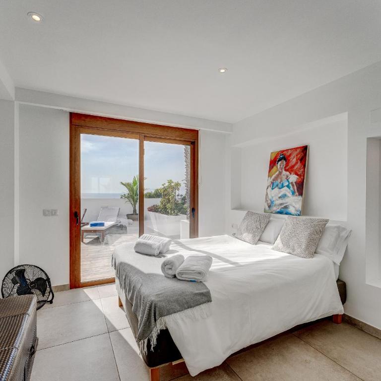 Fabulous contemporary 5 bedroom villa with private heated pool, sleeps max 13 - Villa - 52