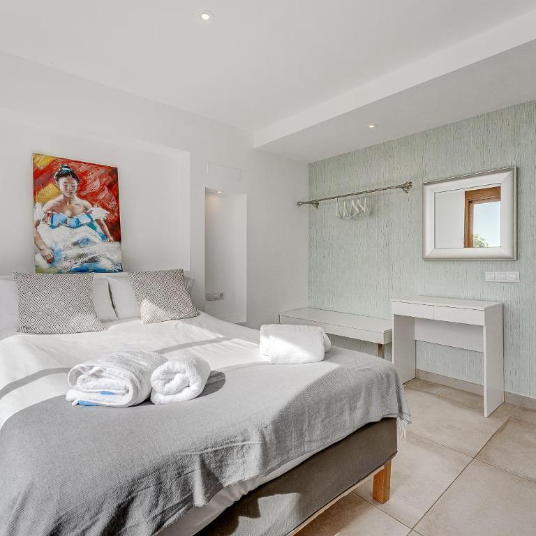 Fabulous contemporary 5 bedroom villa with private heated pool, sleeps max 13 - Villa - 54